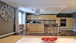 Unclassified image, 4 of 9, button - Polmuir Gardens Apartment-Town & Country (Aberdeen)