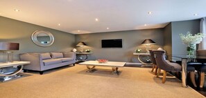 TV - Polmuir Gardens Apartment-Town & Country (Aberdeen)