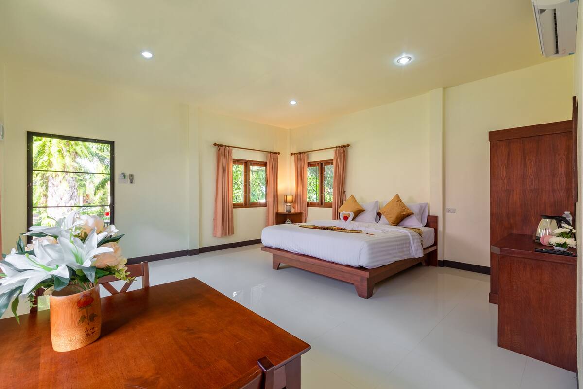 Deluxe Double Room, Non Smoking | In-room safe, laptop workspace, soundproofing, iron/ironing board