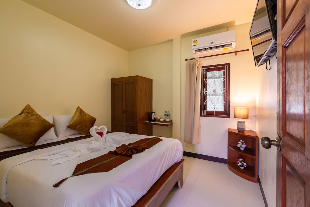 Classic Double Room, Non Smoking | In-room safe, laptop workspace, soundproofing, iron/ironing board