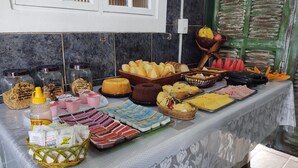 Una mesa de buffet con diversos alimentos y condimentos.