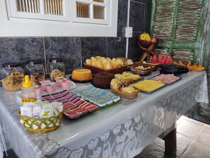 Free daily continental breakfast - Pousada Recanto Verdes Mares (Arraial do Cabo)