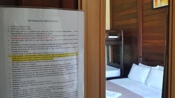 Quarto quádruplo superior, vista para o oceano | Frigobar, Wi-Fi de cortesia, roupa de cama