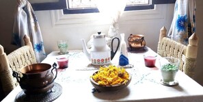 Café da manhã com pratos da culinária local grátis todos os dias