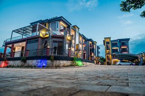 Front of property - evening/night - Bellwether Apartments (Kampala)