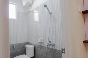 Shower, towels - Hotel O Kate'el Inn (Banyuwangi)