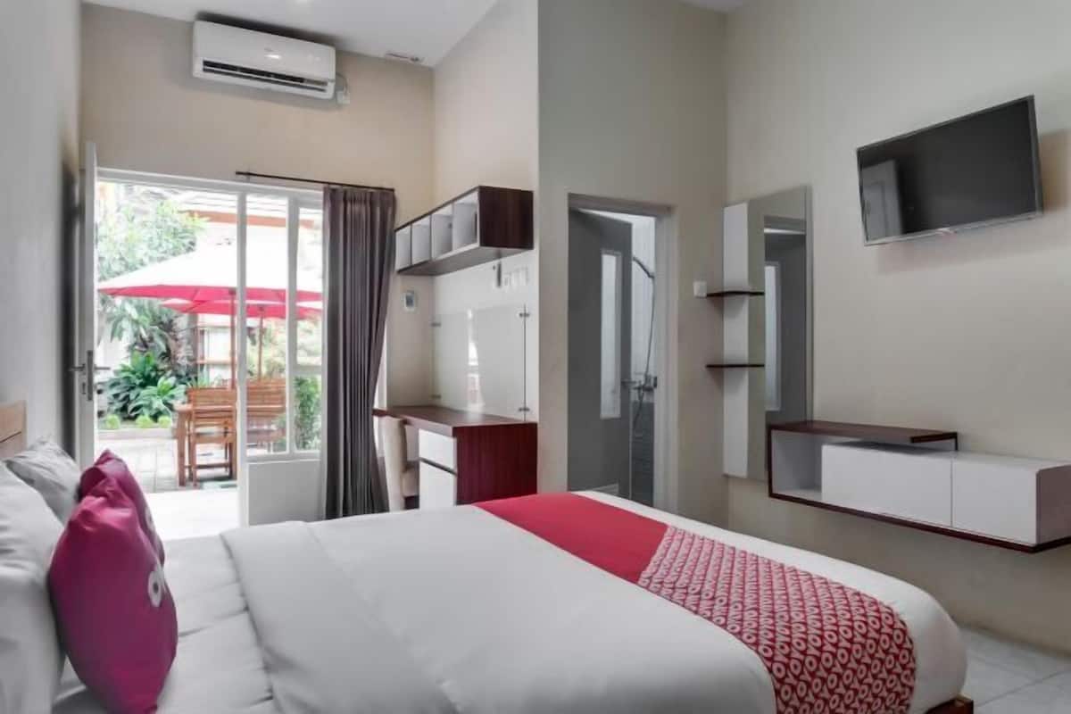 Escritorio, wifi gratis y ropa de cama