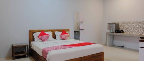 Een bureau, gratis wifi, beddengoed