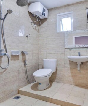 Suite superior | Baño | Regadera y toallas 