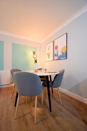 In-room dining - Bridge View Apartment (Cambridge)