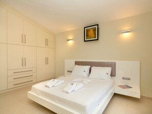 Deluxe villa, 5 slaapkamers, privézwembad | 5 slaapkamers, een kluis op de kamer, een strijkplank/strijkijzer