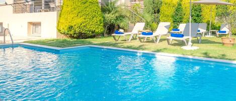 Outdoor pool, pool umbrellas, sun loungers