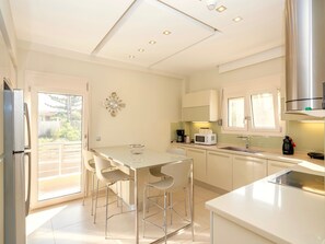 Deluxe villa, 5 slaapkamers, privézwembad | Privékeuken | Een koelkast, een magnetron, een oven, een kookplaat
