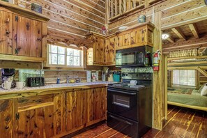 Microwave, coffee/tea maker, toaster, dining tables - Deer To My Heart, Free Attraction Tickets, Hot Tub, Arcade, Air Hockey, WIFI!!! (Sevierville)