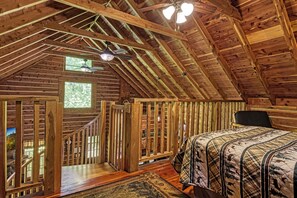 2 bedrooms, iron/ironing board, free WiFi, bed sheets - Deer To My Heart, Free Attraction Tickets, Hot Tub, Arcade, Air Hockey, WIFI!!! (Sevierville)