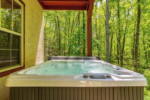 Outdoor spa tub - Deer To My Heart, Free Attraction Tickets, Hot Tub, Arcade, Air Hockey, WIFI!!! (Sevierville)