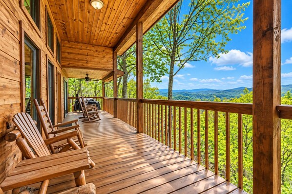 Terrace/patio - Smoky Mountain Views - AWESOME MOUNTAIN VIEWS, $560 FREE tickets each paid day (Sevierville)