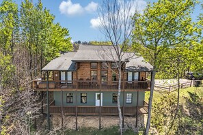 Exterior - Smoky Mountain Views - AWESOME MOUNTAIN VIEWS, $560 FREE tickets each paid day (Sevierville)