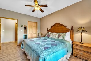 3 habitaciones, tabla de planchar con plancha y ropa de cama