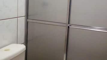 Regadera, toallas, jabón