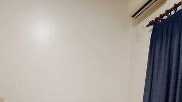 ميني بار وواي فاي مجانًا وملاءات أسرّة