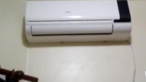 A white air conditioning unit mounted on a wall in a room. - Hotel Pousada Mosaico (Palmas)