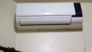 Minibar, wifi gratis y ropa de cama