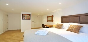 Apartment | 3 bedrooms, desk, iron/ironing board, free rollaway beds - Queens Cross Apartments - Town & Country (Aberdeen)
