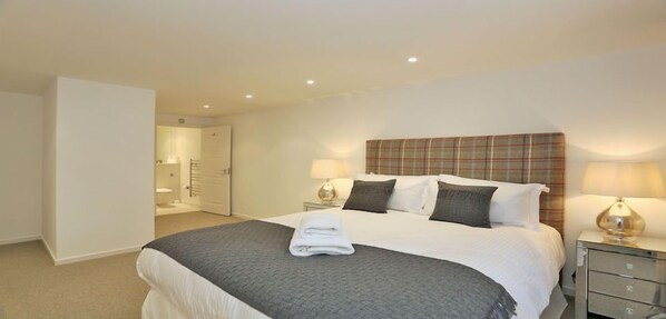 Apartment | 3 bedrooms, desk, iron/ironing board, free rollaway beds - Queens Cross Apartments - Town & Country (Aberdeen)