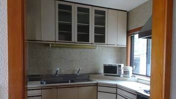 Rumah (Private Vacation Home) | Dapur kecil pribadi | Lemari es, microwave, kompor, dan peralatan masak/sendok-piring