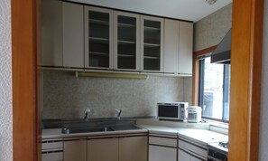 Casa (Private Vacation Home) | Cocineta privada | Refrigerador, microondas, parrilla de estufa y utensilios de cocina 