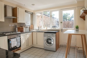 独立别墅, 4 间卧室 | 私人厨房 | 冰箱、微波炉、烤箱、炉灶