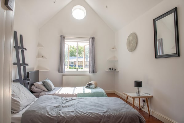 Talo, 4 makuuhuonetta | 4 makuuhuonetta, silitysrauta/-lauta, ilmainen Wi-Fi, vuodevaatteet