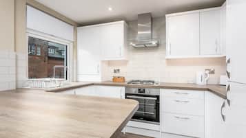 Classic Apartment, 1 Double Bed, Non Smoking | Private kitchen | Full-size fridge, microwave, oven, stovetop
