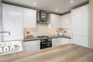 Classic-huoneisto, 1 parisänky, tupakointi kielletty | Yksityinen keittiö | Täysikokoinen jääkaappi, mikroaaltouuni, uuni, liesi