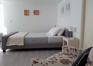 1 bedroom, desk, iron/ironing board, WiFi