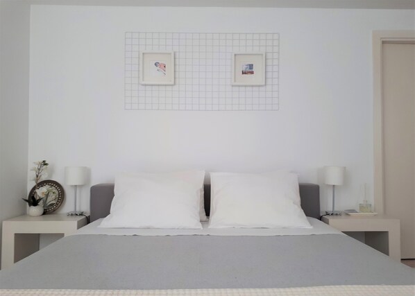 1 bedroom, desk, iron/ironing board, WiFi
