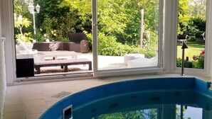 A pool area with a view of outdoor furniture and greenery. - Breakfast on the balcony with Treehouse vibe, garden, barbecue, reservoir, thermal spa (Nordhalben)