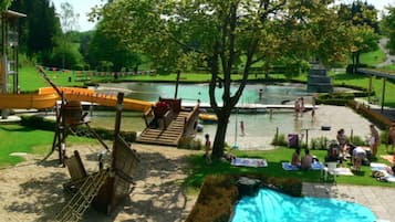 Una piscina cubierta, una piscina al aire libre