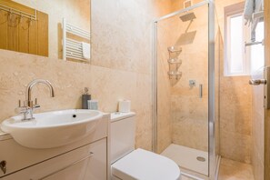 Familjelägenhet - 2 sovrum | Badrum | Dusch, gratis toalettartiklar, hårtork och handdukar