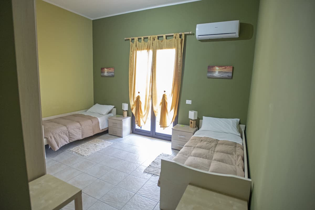 Camera con letto matrimoniale o 2 letti singoli, bagno privato | Con stile personalizzato, con arredamento individuale, una scrivania
