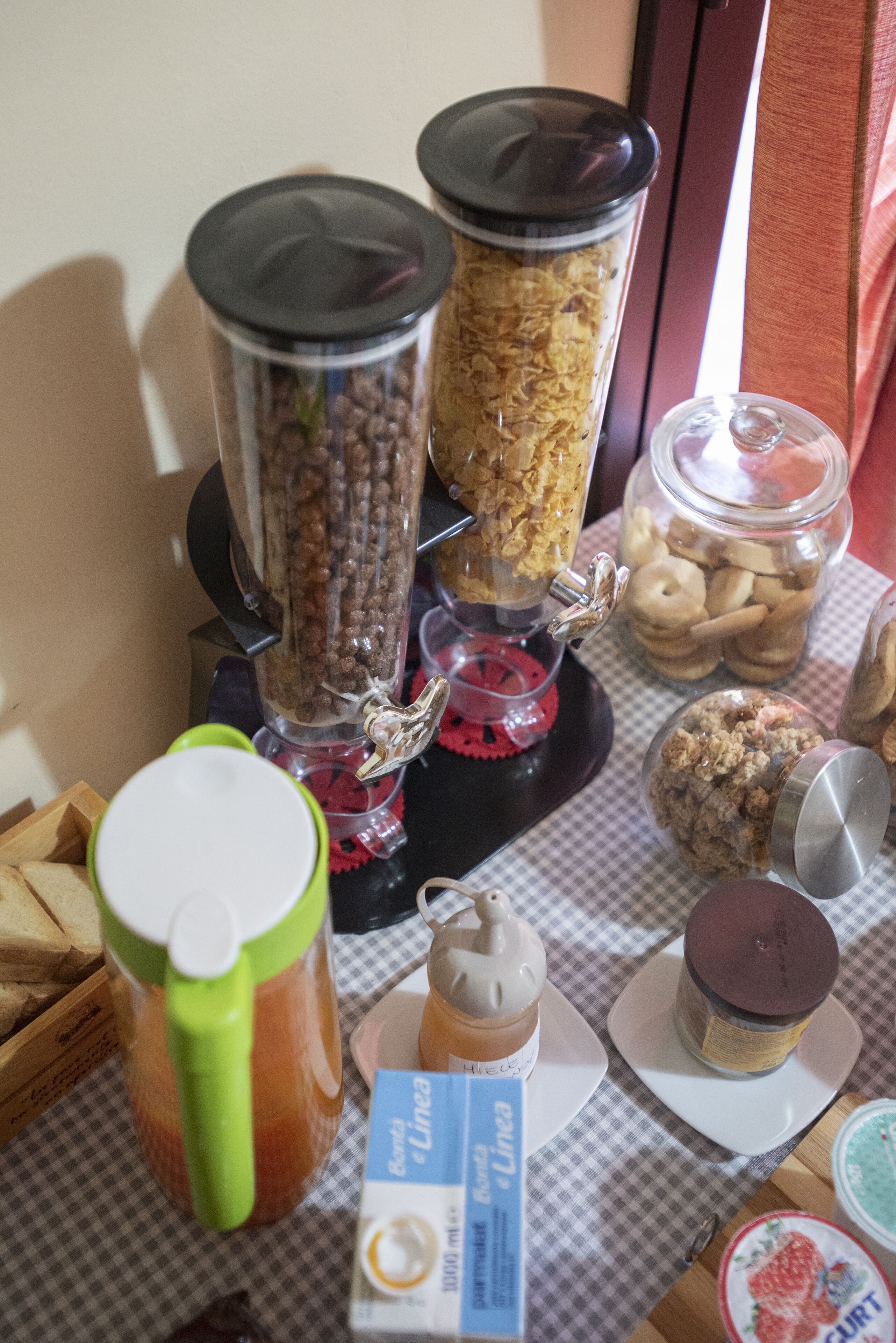 Un bufé de desayuno con diversos alimentos y recipientes.