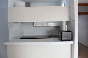 Frigorífico, microondas, cafetera o tetera y hervidor eléctrico