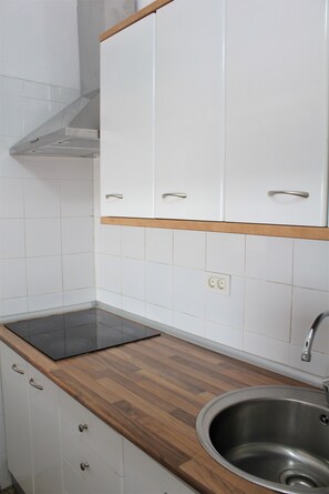 Kühlschrank, Mikrowelle, Wasserkocher mit Kaffee-/Teezubehör