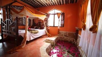 Suite Deluxe, baignoire à jets | Draps en coton égyptien, literie de qualité supérieure