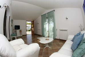 TV, DVD player - Villa Raffaella with Private Pool, Sea View, Parking and Garden (Sant´Agata sui Due Golfi)