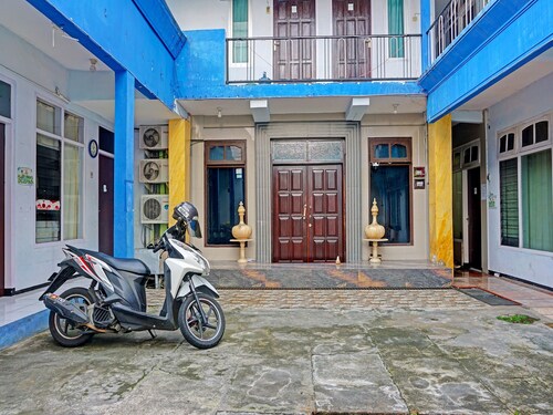 OYO Life 1711 Serayu Sumbersari Residence