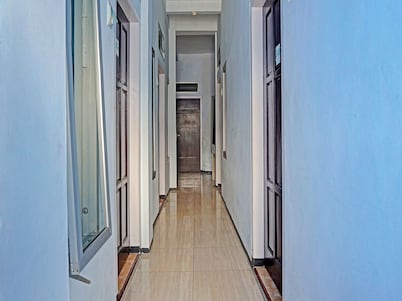 OYO Life 1711 Serayu Sumbersari Residence