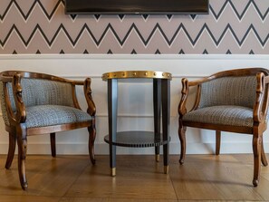 Rom – deluxe | Sengetøy av topp kvalitet, dundyner, minibar og safe på rommet