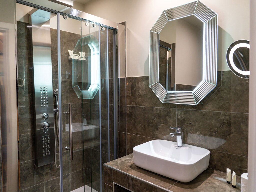 deluxe room | bathroom | shower, rainfall showerhead, free toiletries, hair dryer